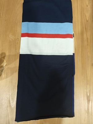 Ein guter Preis. Glatte und modische, komfortable, durchsichtige, gerissene, gestreifte, gestrickte Stoffe für Polohemden. Online