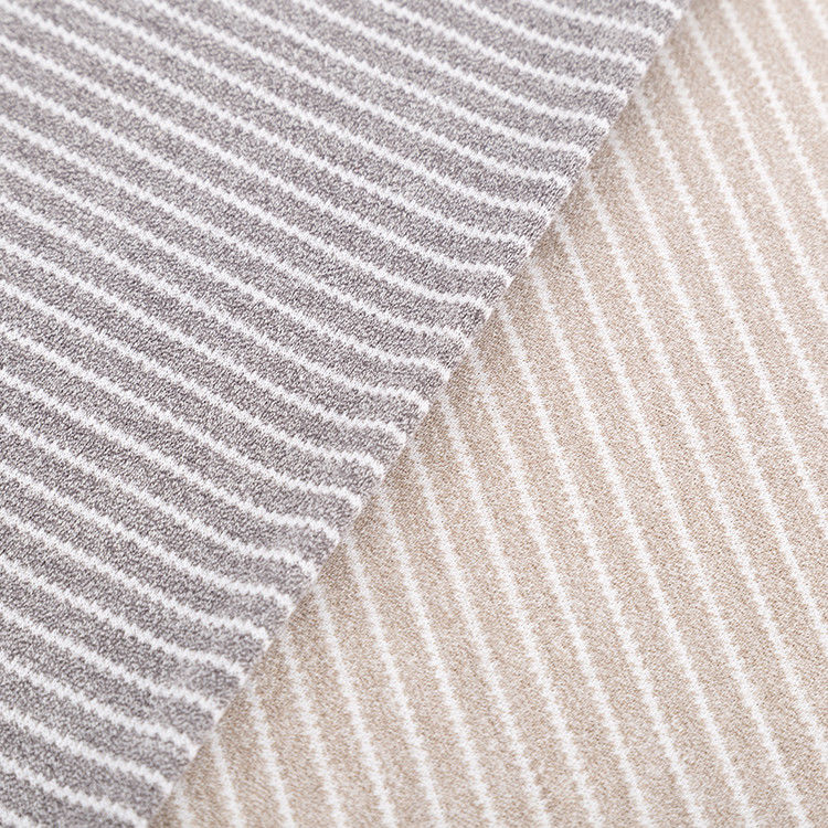 Atmungsfähiges Pique Strickgewebe, mehrfarbiges T-Shirt mit Frühlingsstreifen