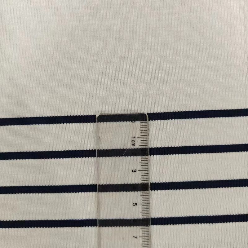 Komfortabel und von guter Qualität und Hautfreundlich und leicht zu pflegen gestreiftes Strickgewebe für T-Shirts