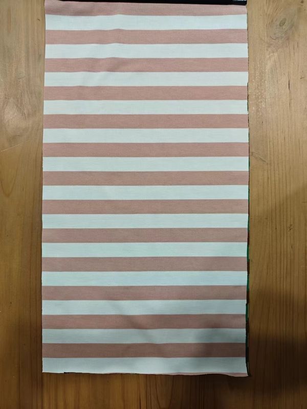 Umweltschonend und natürlicher, hautfreundlicher, atmungsaktiver, gestreifter Strickstoff für den Freizeitgebrauch