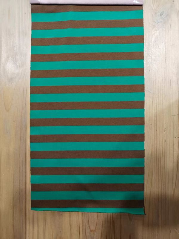 Umweltschonend und natürlicher, hautfreundlicher, atmungsaktiver, gestreifter Strickstoff für den Freizeitgebrauch