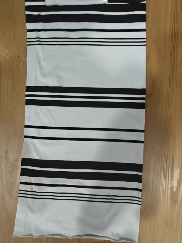 Modisches, Hautfreundliches, Bequemes und Weiches gestreiftes Material für T-Shirts
