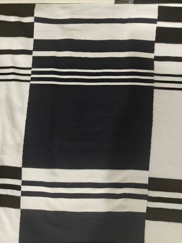 Modisches, Hautfreundliches, Bequemes und Weiches gestreiftes Material für T-Shirts