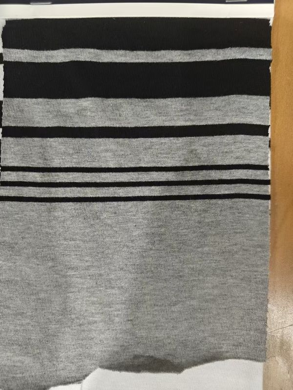 Modisches, Hautfreundliches, Bequemes und Weiches gestreiftes Material für T-Shirts
