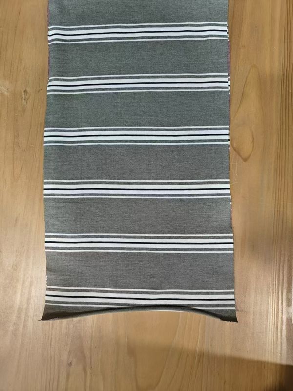 Atmungsaktive und schweißabsorbierende, hautfreundliche, komfortable, gestreifte Stoffe für T-Shirts