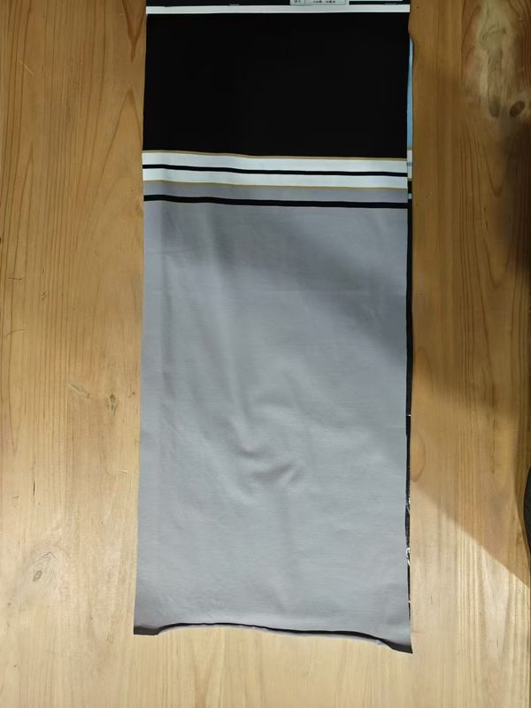 Atmungsaktive und trockene, weiche und hautfreundliche Stoffe aus gestreiftem Material für lässiges Tragen