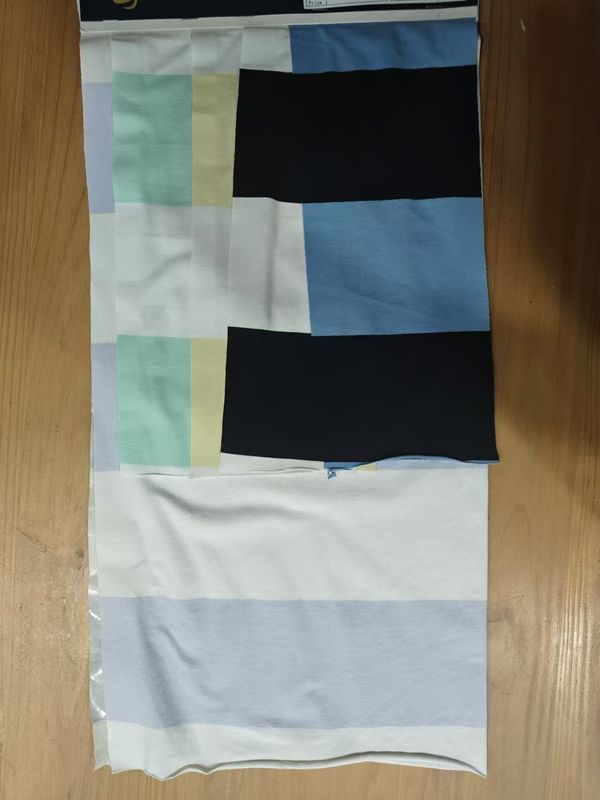 Modisch und weich, glatt und hautfreundlich gestreiftes Strickgewebe für T-Shirts