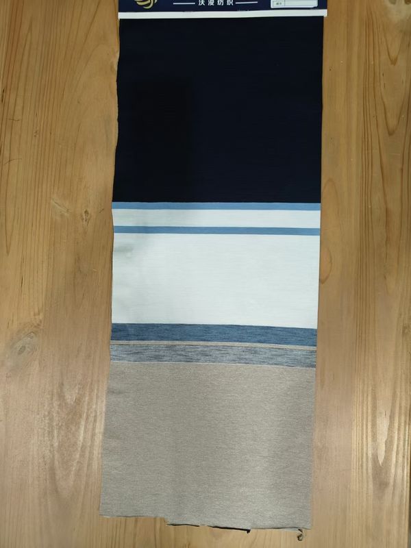 Weich und kühl und trocken, glatt und modisch, durchsichtig, körnig, gestreiftes, gestricktes Gewebe für ein Polo Shirt.