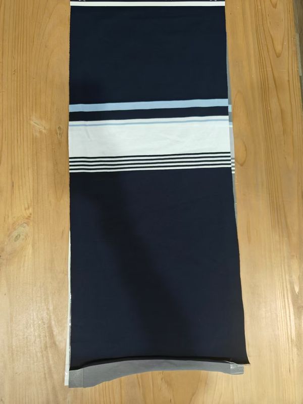 Umweltschonend und modisch und langlebig und weich gestreiftes Strickgewebe für den Freizeitgebrauch