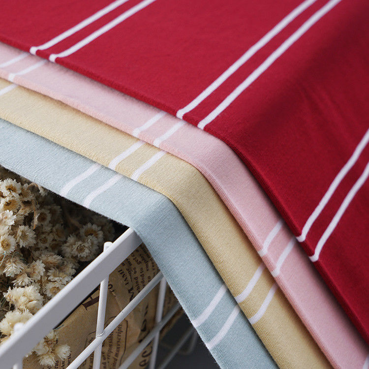 Weiches und glattes, atmungsaktives gestreiftes Strickgewebe für T-Shirts