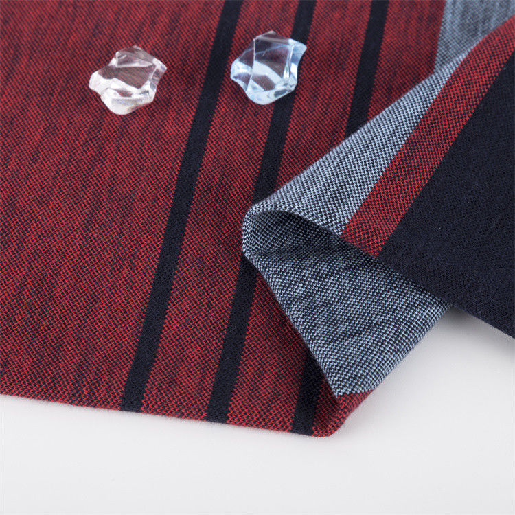 Schweißabsorbierendes, knackiges und stilvolles gestreiftes Strickgewebe für ein Polo-Shirt.