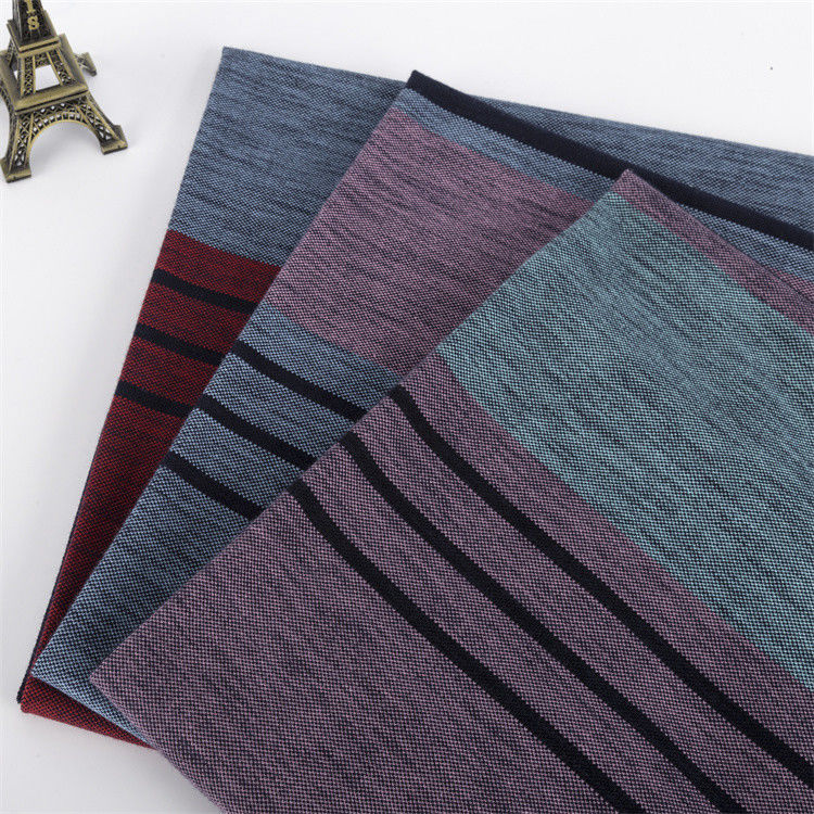 Schweißabsorbierendes, knackiges und stilvolles gestreiftes Strickgewebe für ein Polo-Shirt.