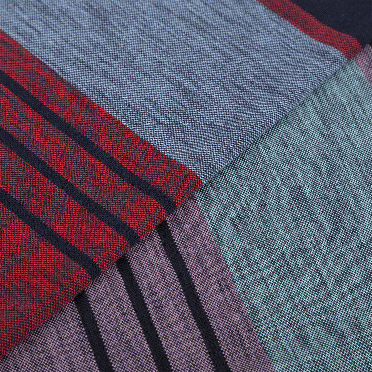 Schweißabsorbierendes, knackiges und stilvolles gestreiftes Strickgewebe für ein Polo-Shirt.