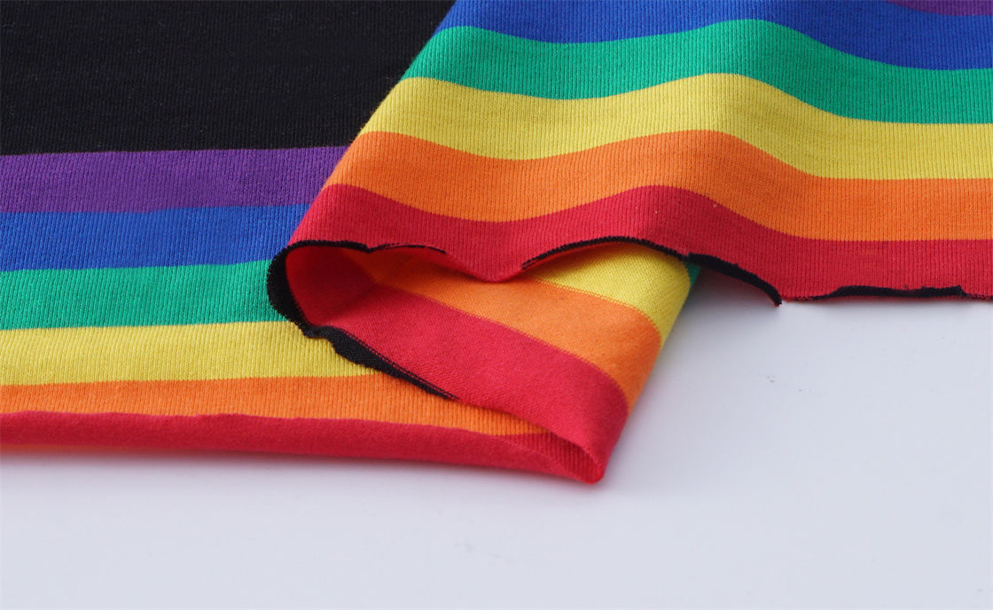 Komfortabel und stilvoll, natürlich, hautfreundlich, gestreiftes Material für T-Shirts