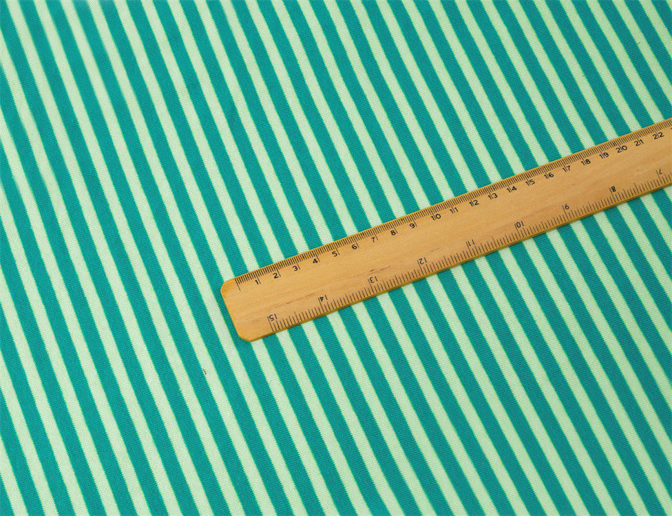 Gesundes und stilvolles natürliches, atmungsaktives und hautfreundliches gestreiftes Material für T-Shirts