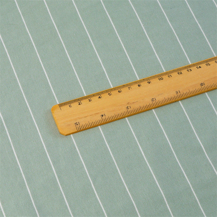 Hochwertiges, glattes und atmungsaktives, komfortables gestreiftes Strickgewebe für T-Shirts