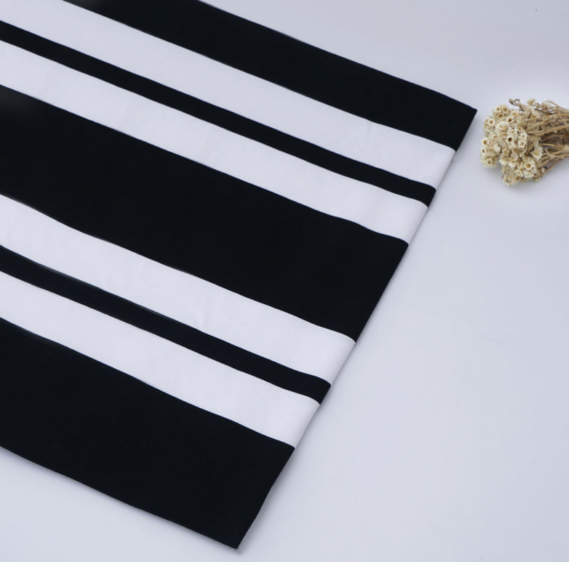 Hautfreundlich, weich und nicht anfällig für Verformungen gestreiftes Strickgewebe für den Freizeitgebrauch