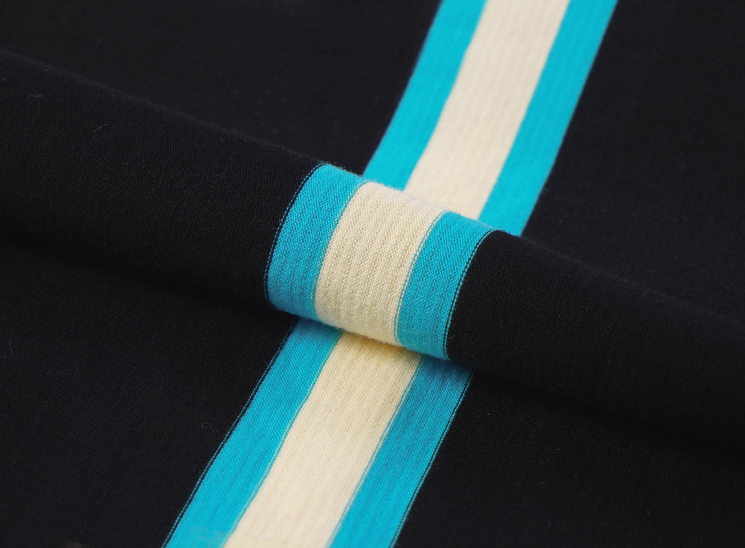 Atmungsaktiver, weicher und verschleißfester, knitterarmer, gestreifter Strickstoff für Poloshirts