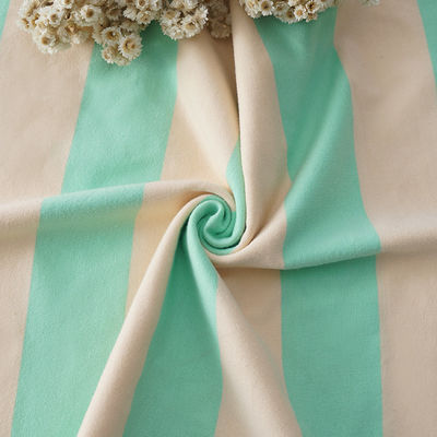 Ein guter Preis. Gewebe aus einem durchatmbaren, gestreiften Trikot Online