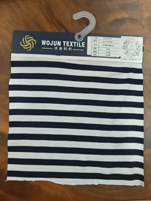 Ein guter Preis. Weiches und hautfreundliches, glattes, langes, gestreiftes Stoffgewebe für den Freizeitgebrauch Online