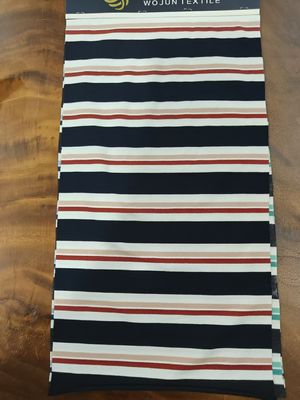 Ein guter Preis. Weiches und hautfreundliches, glattes, langes, gestreiftes Stoffgewebe für den Freizeitgebrauch Online