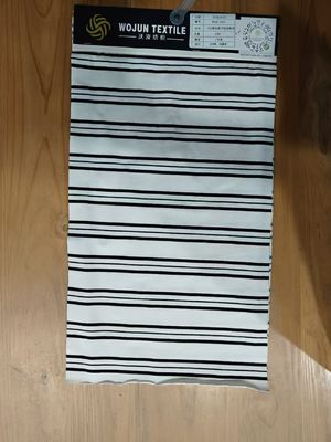 Einfach zu pflegen und weich aus hochwertigem gestreiftem Material