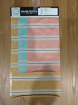 Ein guter Preis. Dauerhafte, bequeme und hautfreundliche gestreifte Strickstoffe für den Freizeitgebrauch Online