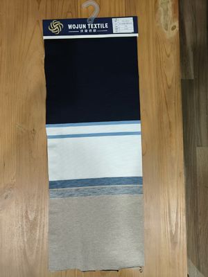 Weich und kühl und trocken, glatt und modisch, durchsichtig, körnig, gestreiftes, gestricktes Gewebe für ein Polo Shirt.