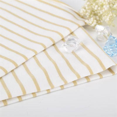 Hautfreundliches und gesundes, weich gestreiftes Strickgewebe für den Freizeitgebrauch
