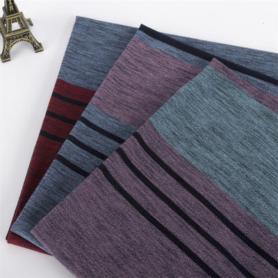 Schweißabsorbierendes, knackiges und stilvolles gestreiftes Strickgewebe für ein Polo-Shirt.