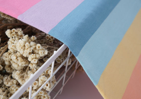 Weiches und Hautfreundliches, natürliches und gesundes gestreiftes Strickgewebe für T-Shirts