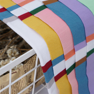 Ein guter Preis. Natürliche und bequeme, weiche und glatte gestreifte Strickstoffe für den Freizeitgebrauch Online