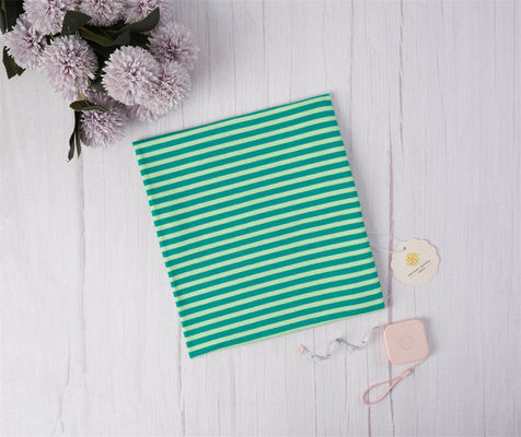 Ein guter Preis. Gesundes und stilvolles natürliches, atmungsaktives und hautfreundliches gestreiftes Material für T-Shirts Online