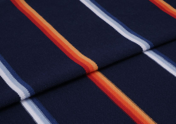 Leichter und atmungsaktiver, weicher, gestreifter Strickstoff für Freizeitkleidung