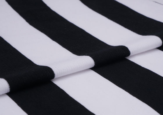 Hautfreundlicher, bequemer und glatter gestreifter Strickstoff für Freizeitkleidung