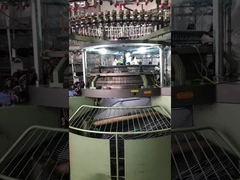 Leichter und atmungsaktiver, weicher, gestreifter Strickstoff für Freizeitkleidung